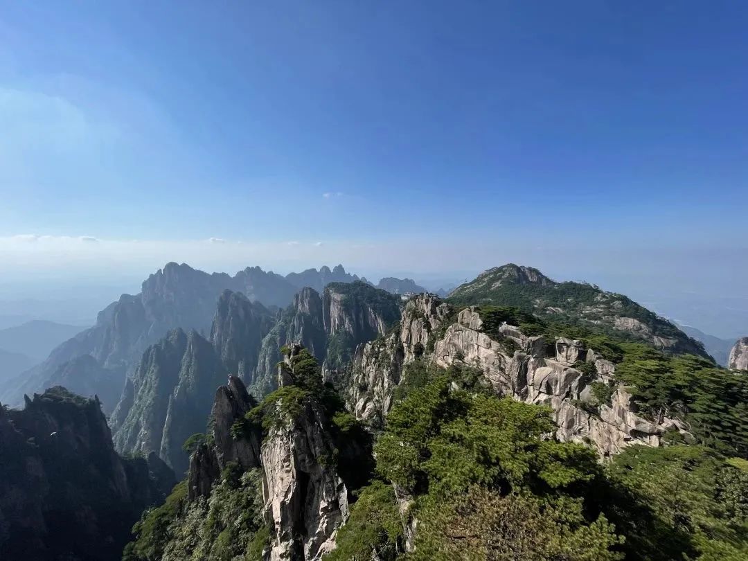 東方龍商務與春天有個約會！集團100余人赴安徽黃山“團建”，太嗨了！“奔跑二季度”——我們準備好了！