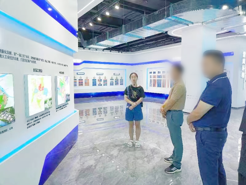 細分行業龍頭企業！光源顯示材料投資選址項目方考察四川某地方政府