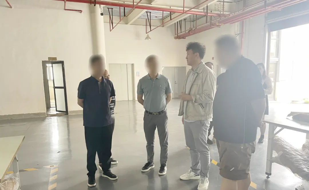 與國內外一線服飾品牌長期合作！戶外服飾擴建投資選址項目方反向考察云南某地方政府
